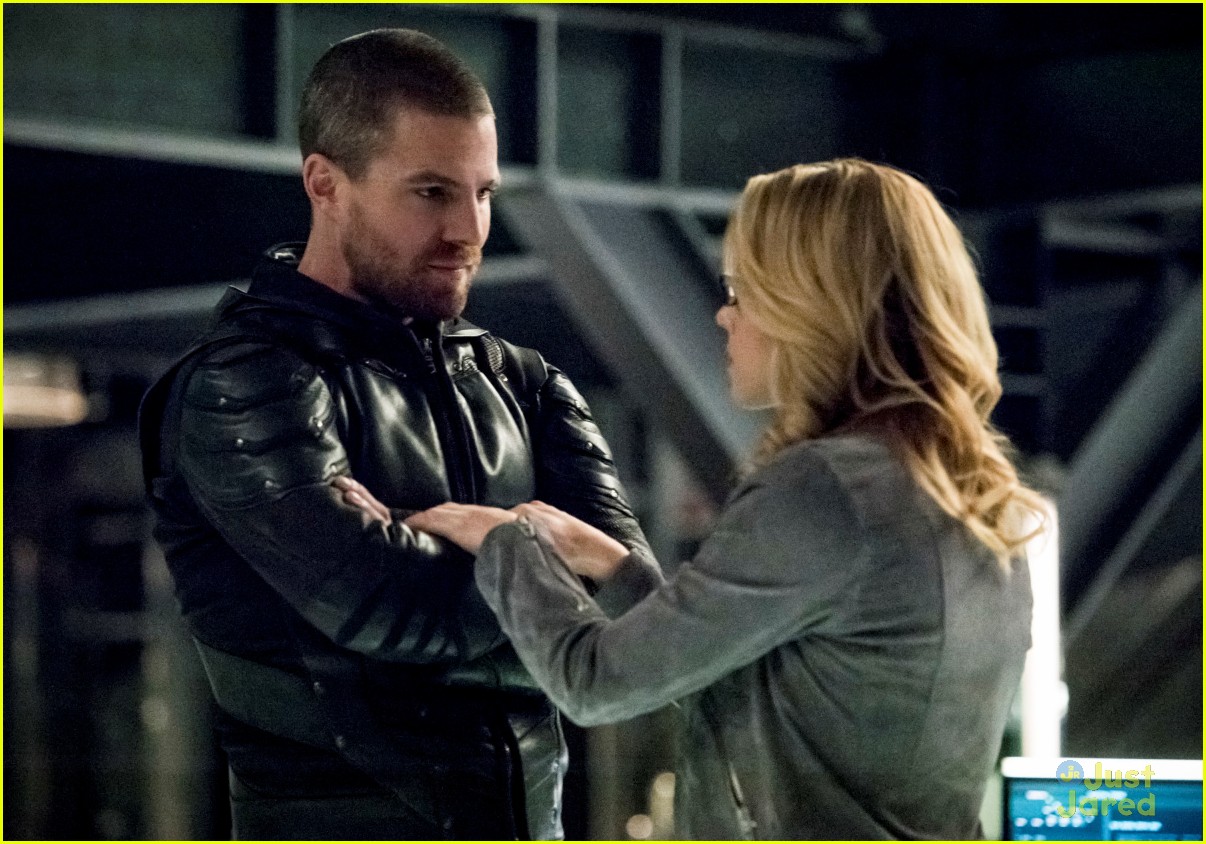 Felicity Gets An Interesting Offer From Alena On Arrow Tonight Photo 1229901 Photo Gallery 3797