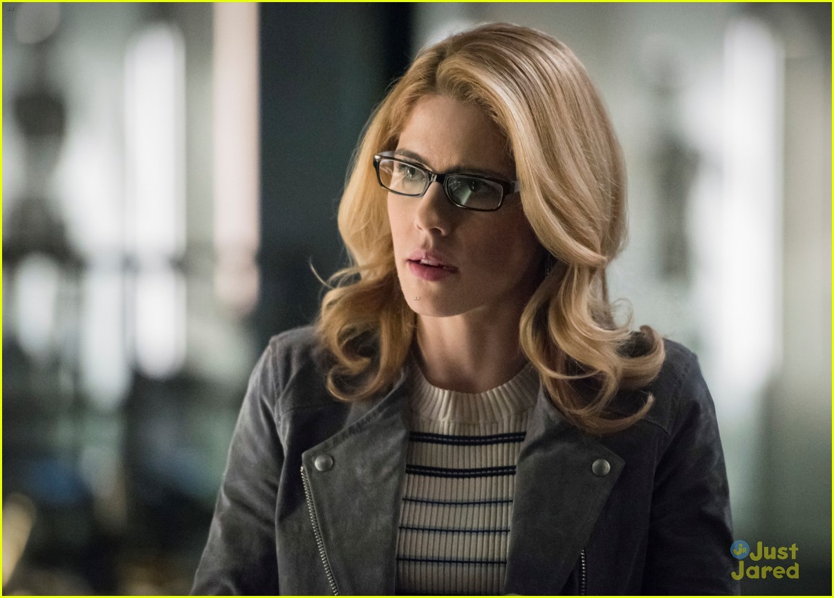 Felicity Gets An Interesting Offer From Alena On Arrow Tonight Photo 1229902 Photo Gallery 0684