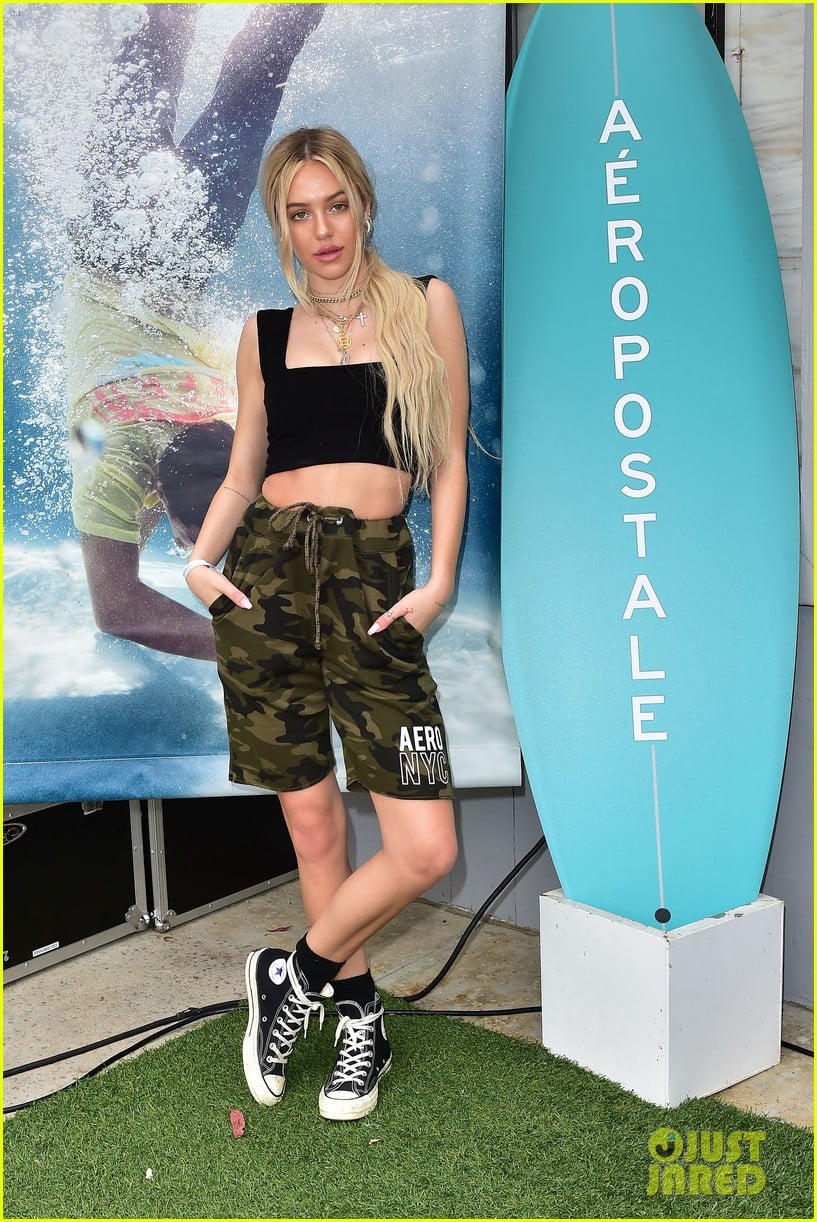 bella thorne stop by aero beach house for sustainable beach retreat 02