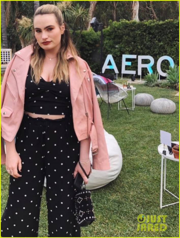 bella thorne stop by aero beach house for sustainable beach retreat 16