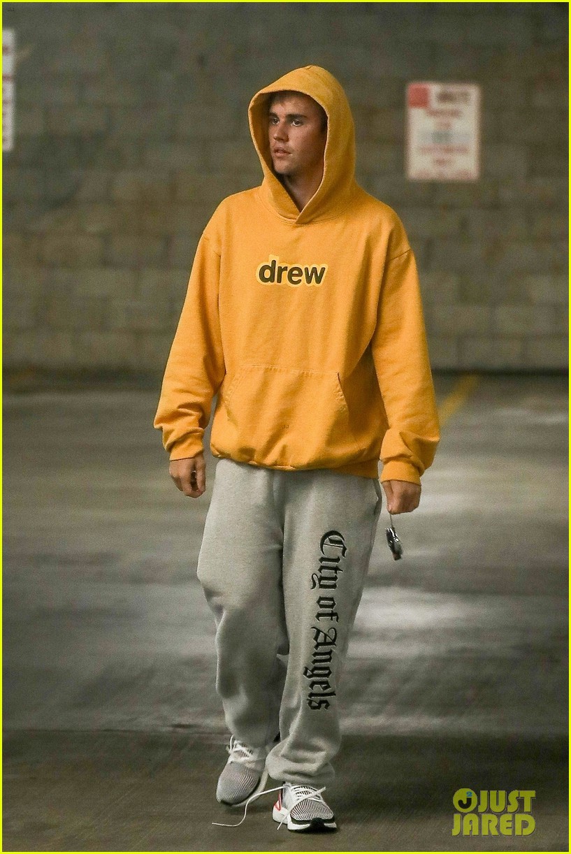 justin bieber picks up flowers for wife hailey in beverly hills 05