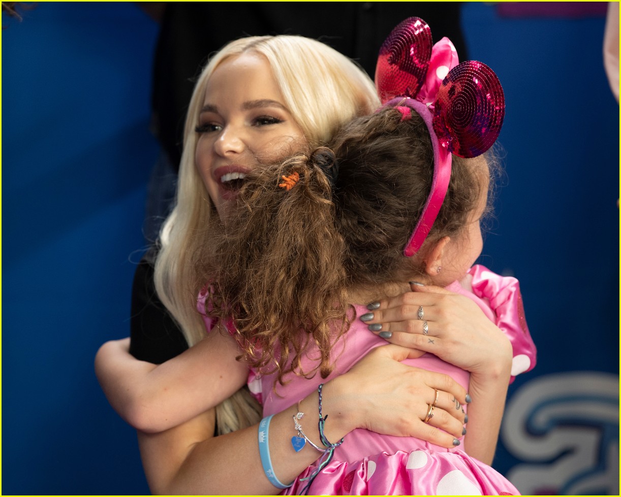 Dove Cameron Sofia Carson Join Descendants Cast At Disney Channel Fan Fest Photo