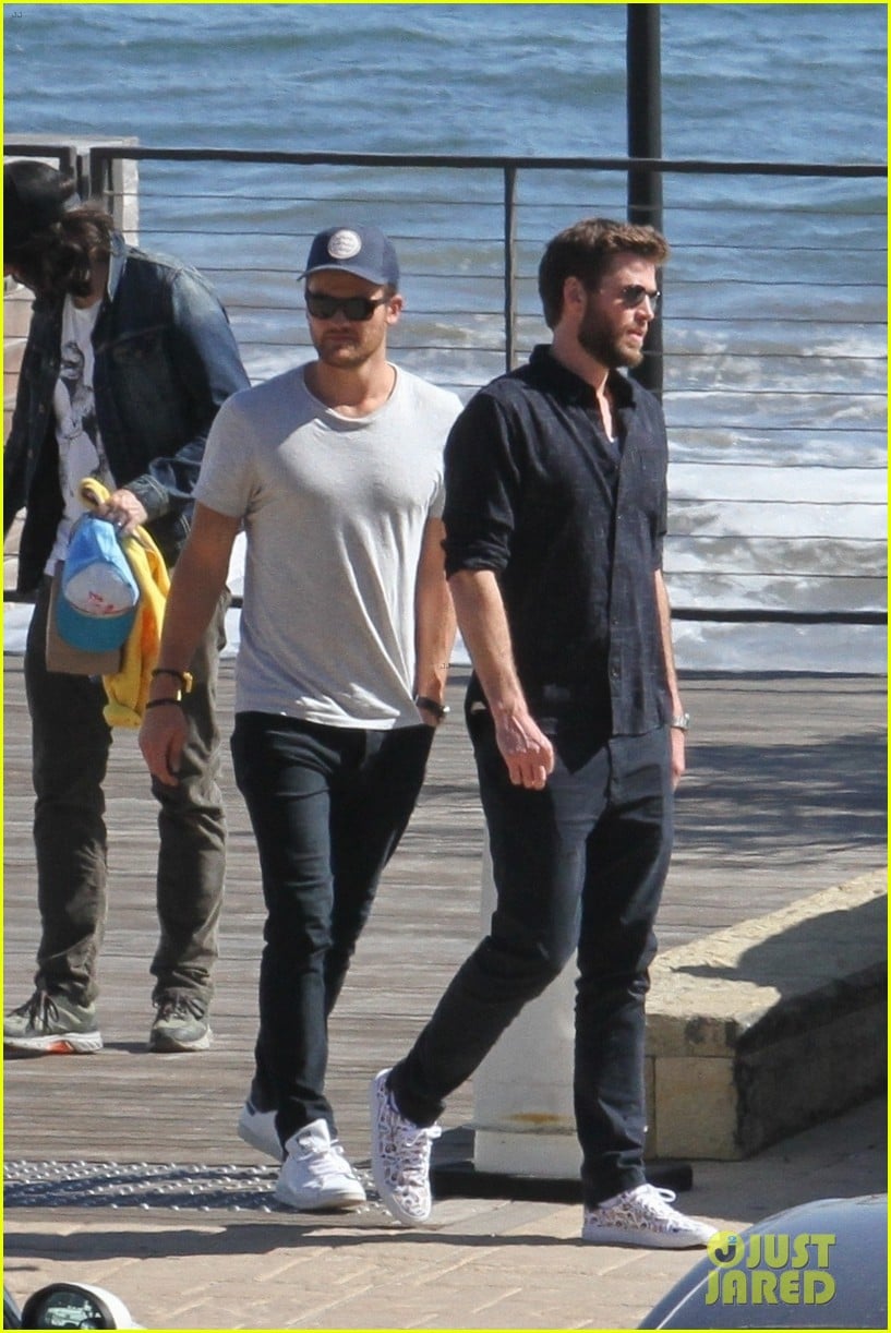 miley cyrus liam hemsworth lunch with family 01