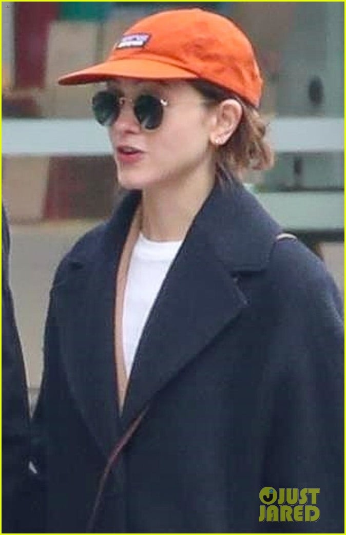 charlie heaton natalia dyer couple up for afternoon stroll 06