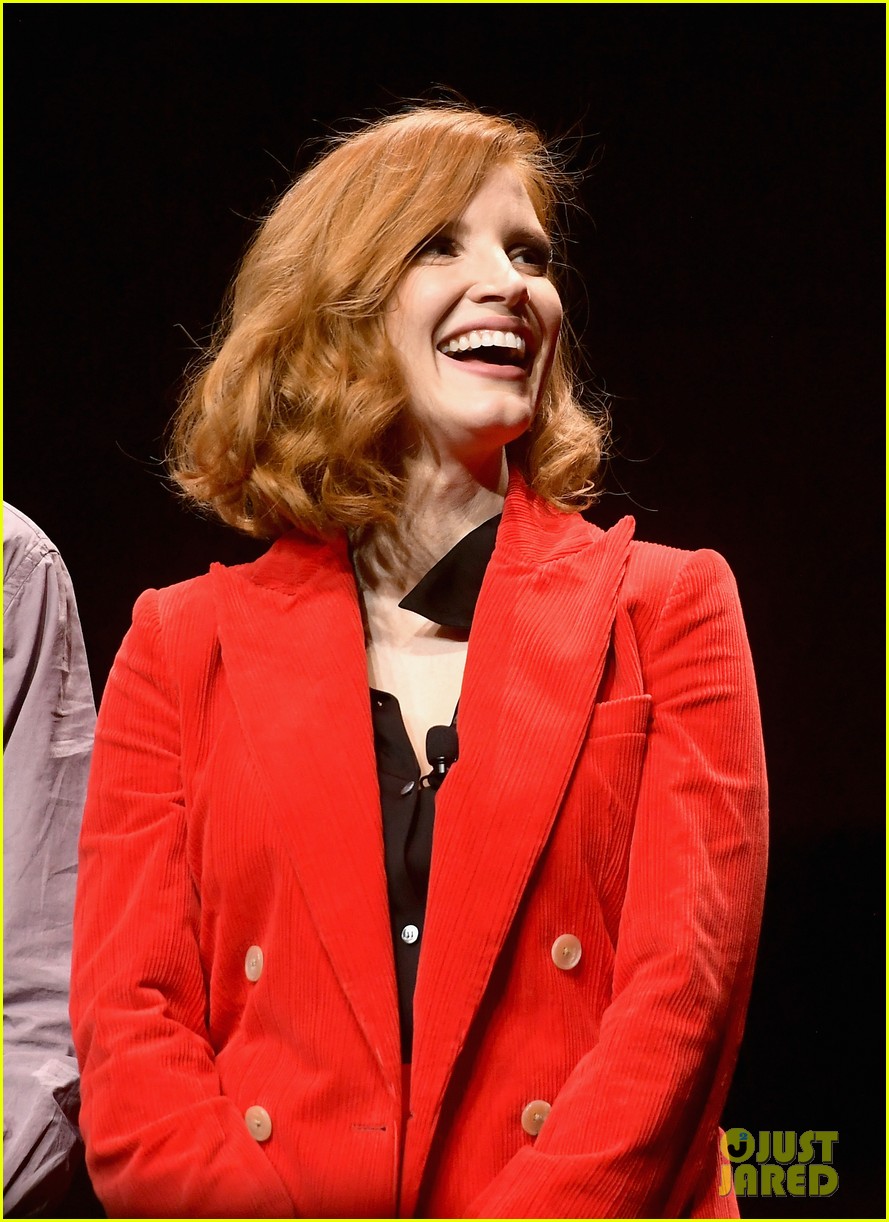 Full Sized Photo of jessica chastain sophia lillis it cast cinemacon 14