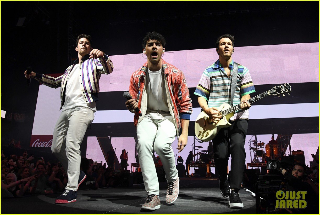 Jonas Brothers Perform For Largest Crowd Since Reuniting Photo 1227191 Photo Gallery Just