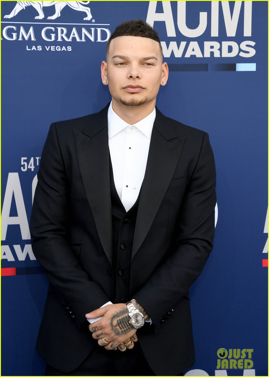 khalid joins kane brown at acm awards 01