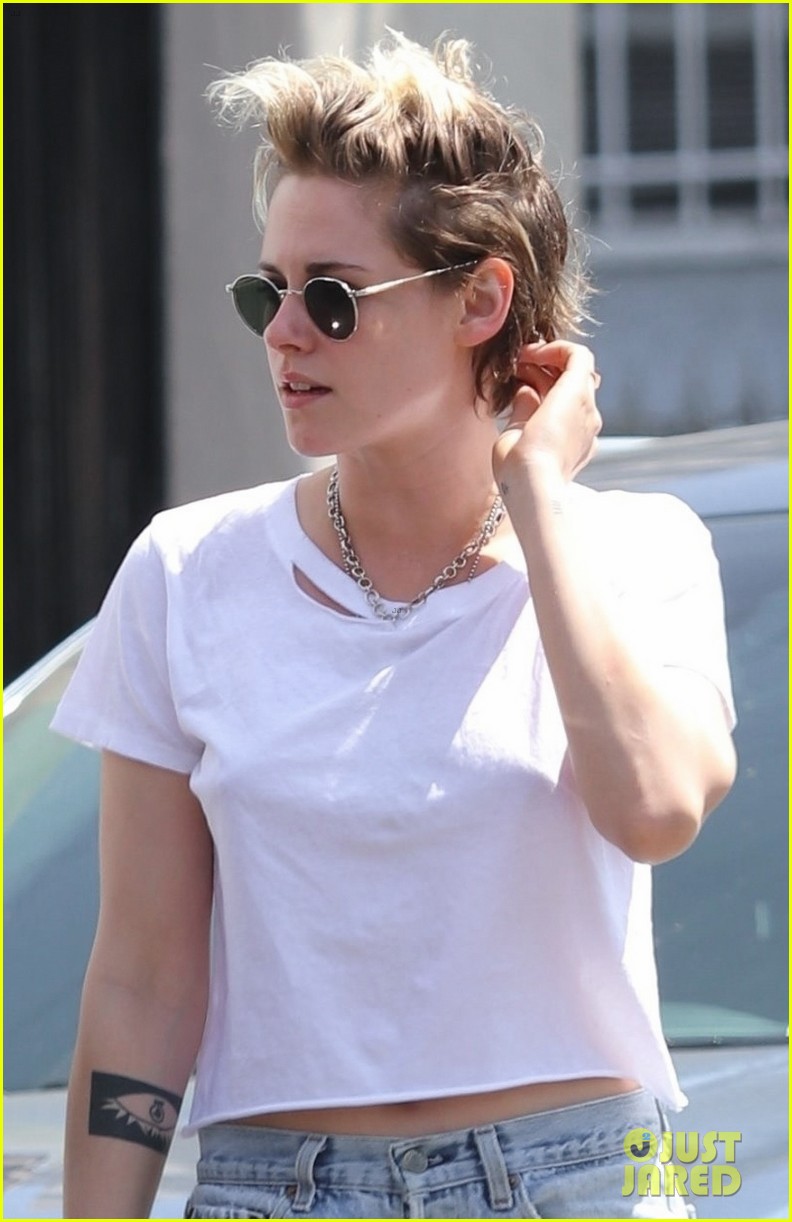 kristen stewart steps out on juice run in la 01