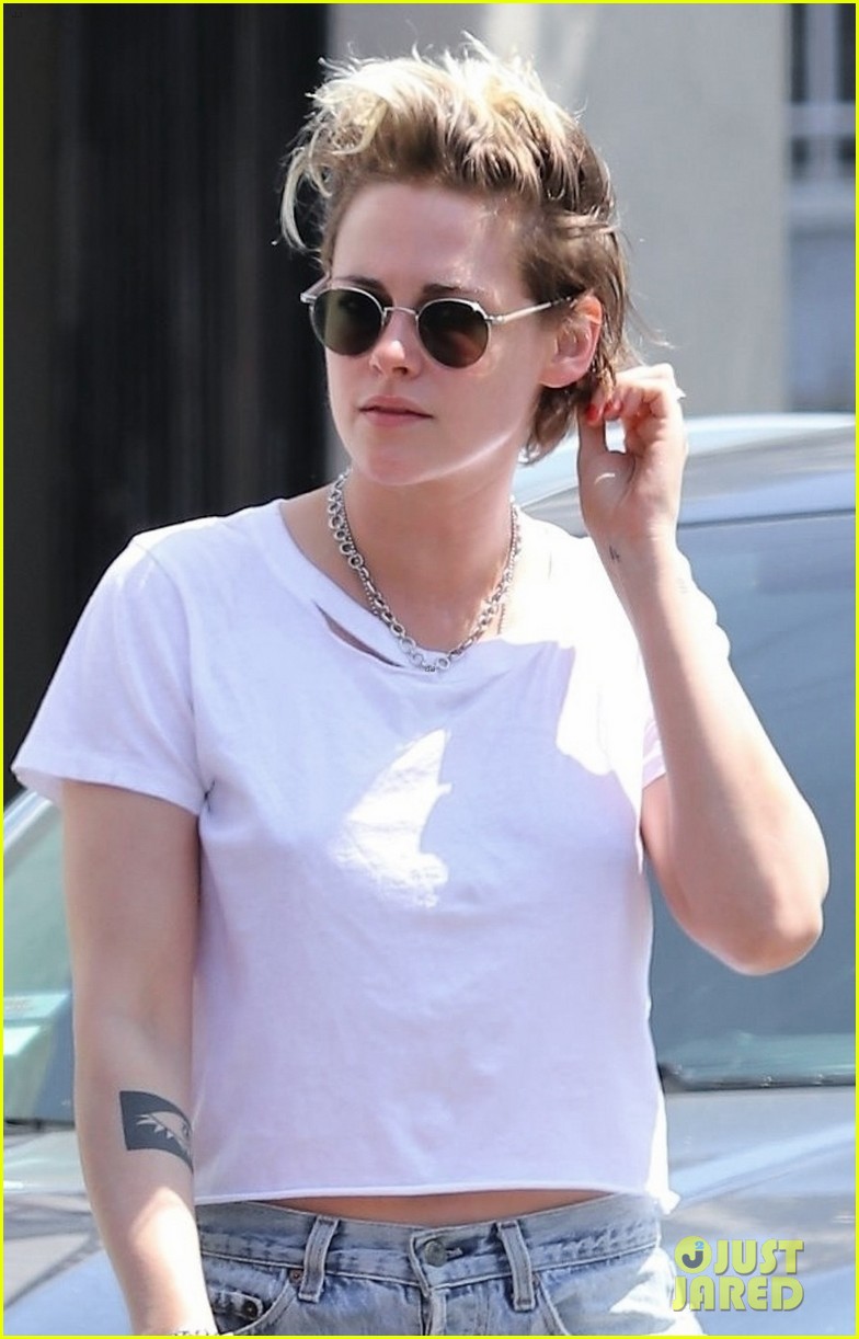 kristen stewart steps out on juice run in la 04