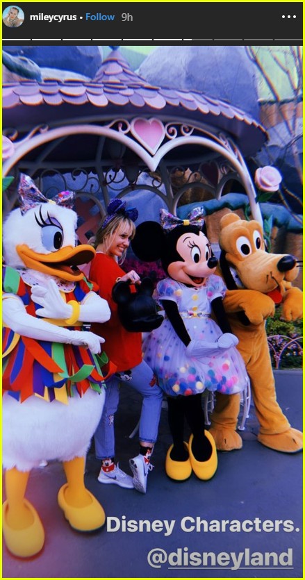 miley cyrus does disneyland 03