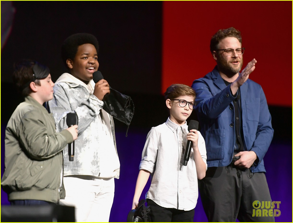 seth rogen hangs out with cast of little at cinemacon 01