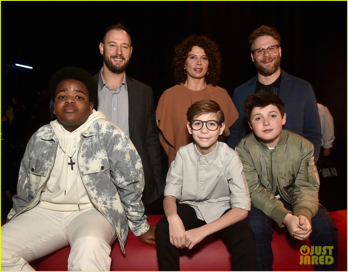 seth rogen hangs out with cast of little at cinemacon 05