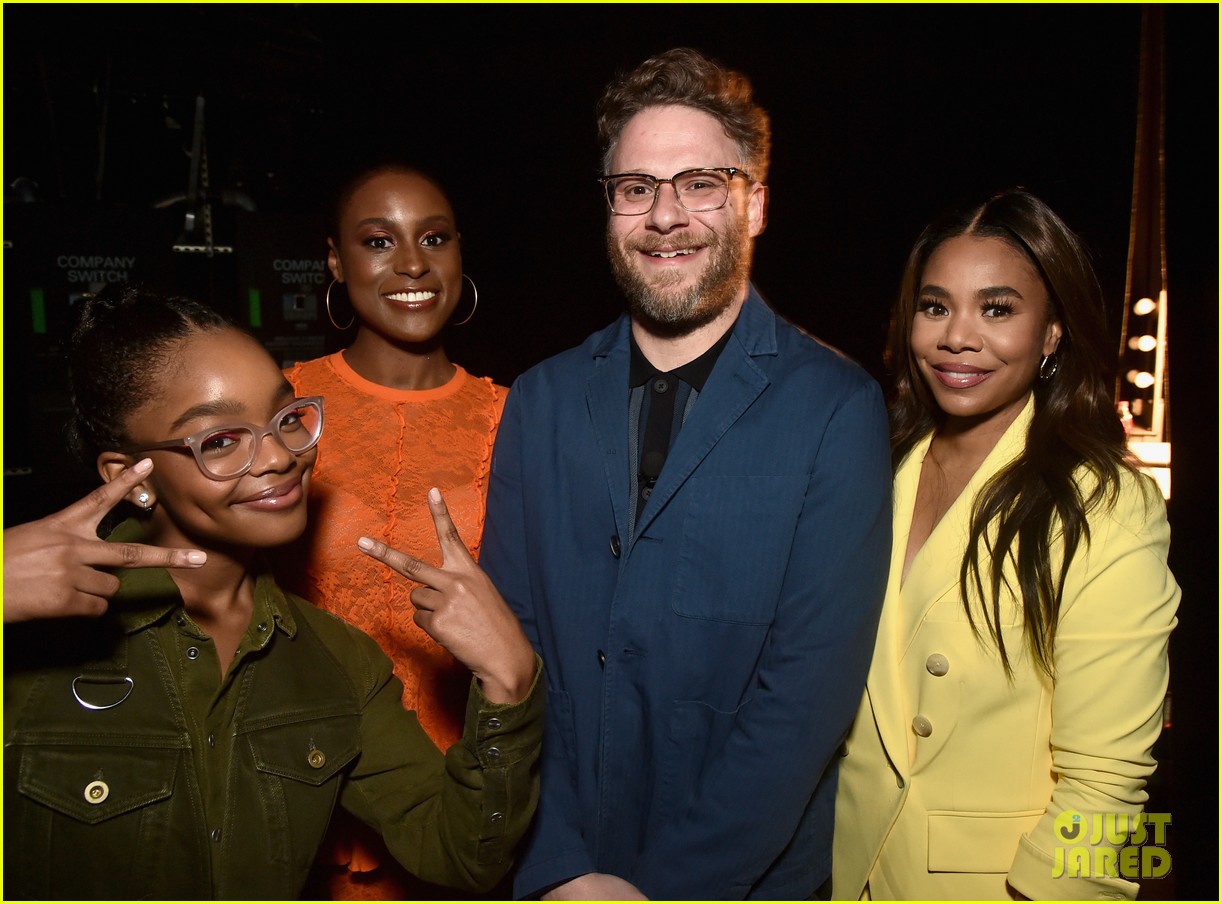 seth rogen hangs out with cast of little at cinemacon 09