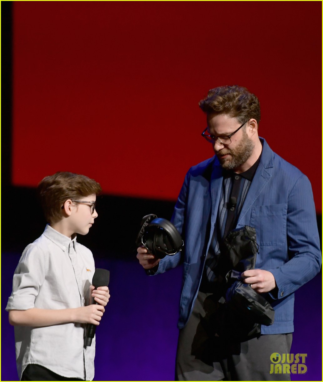 seth rogen hangs out with cast of little at cinemacon 11