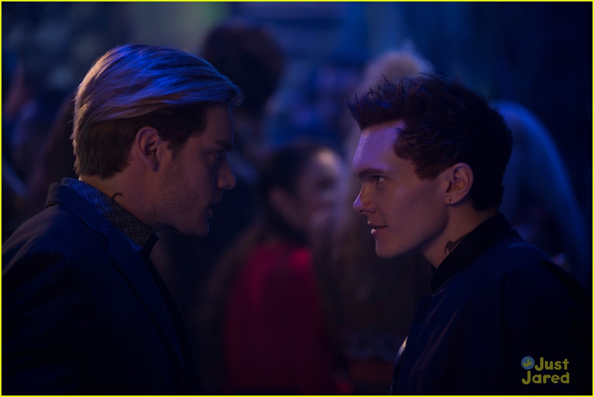 full-sized-photo-of-shadowhunters-aku-cinta-kamu-stills-08-jace-goes