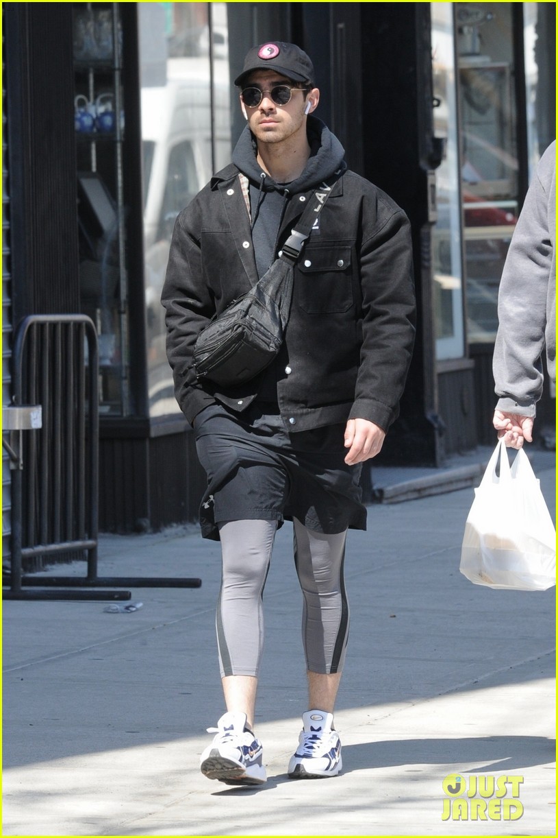Sophie Turner Spends the Day in NYC with Her Parents & Joe Jonas ...