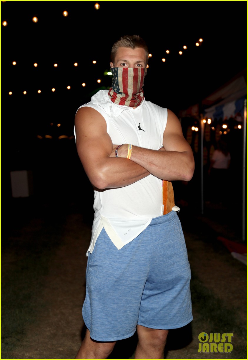 colton underwood gregg sulkin stagecoach neon carnival 07