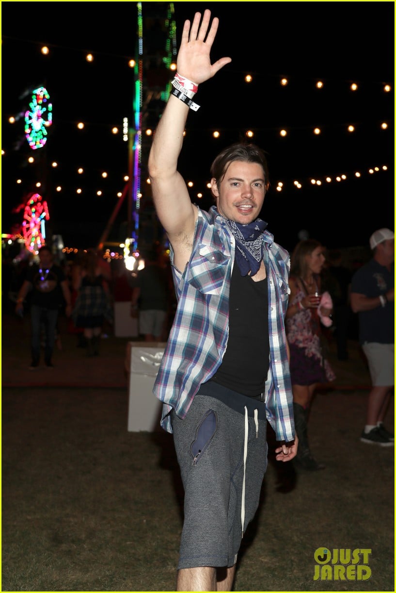 colton underwood gregg sulkin stagecoach neon carnival 16