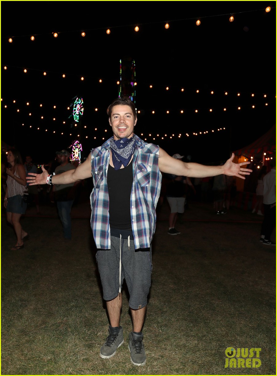 colton underwood gregg sulkin stagecoach neon carnival 19