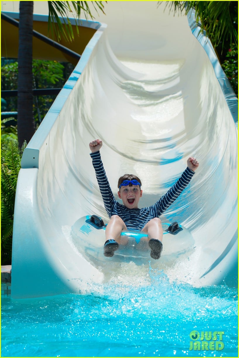 Full Sized Photo of iain armitage turks caicos vacation 02 | Iain
