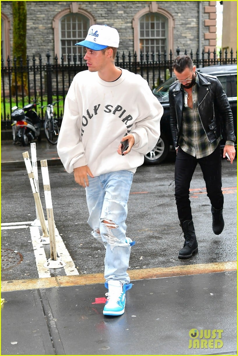 justin bieber angelina jolie on laptop 02