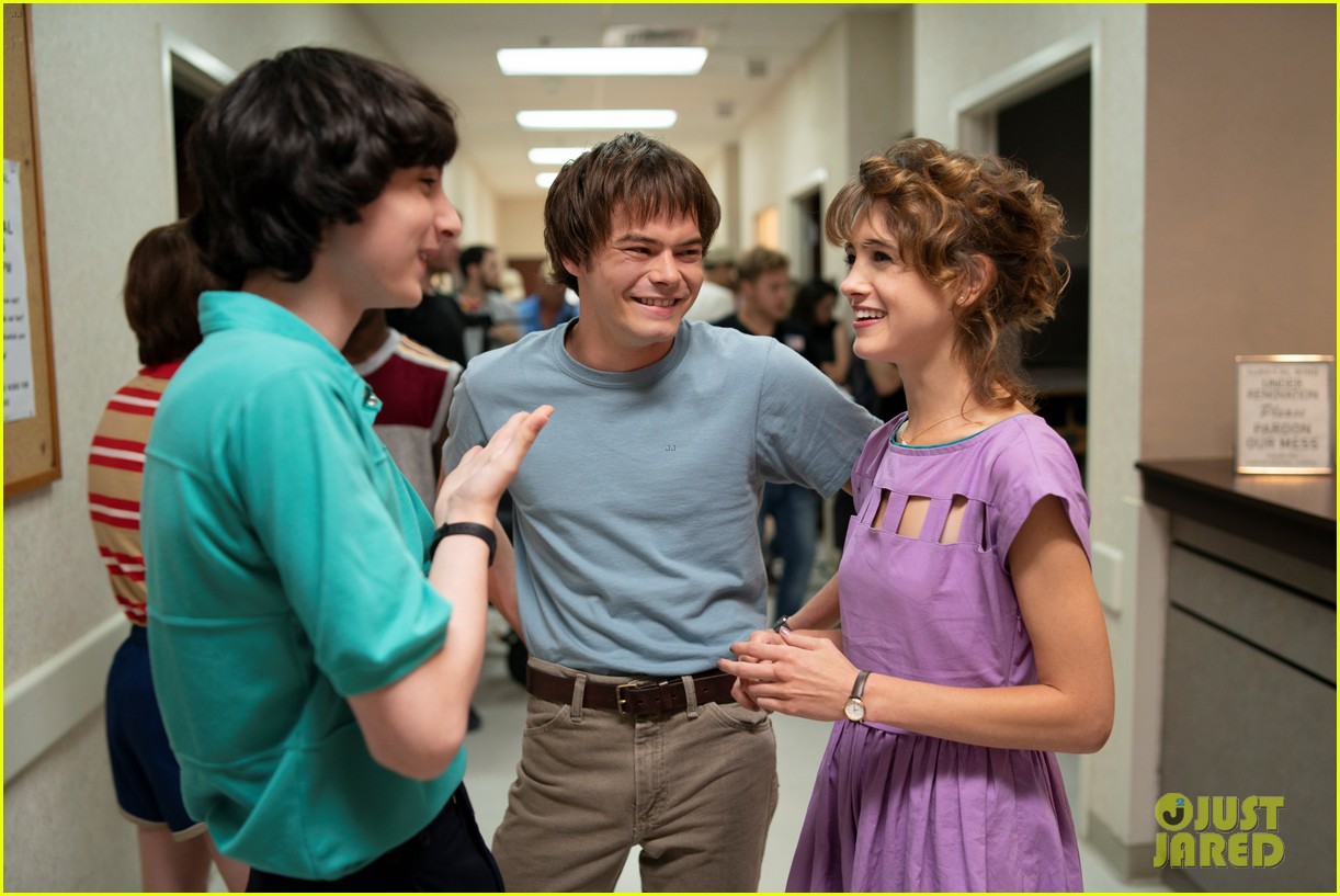 charlie heaton phone talk bts st pics 01