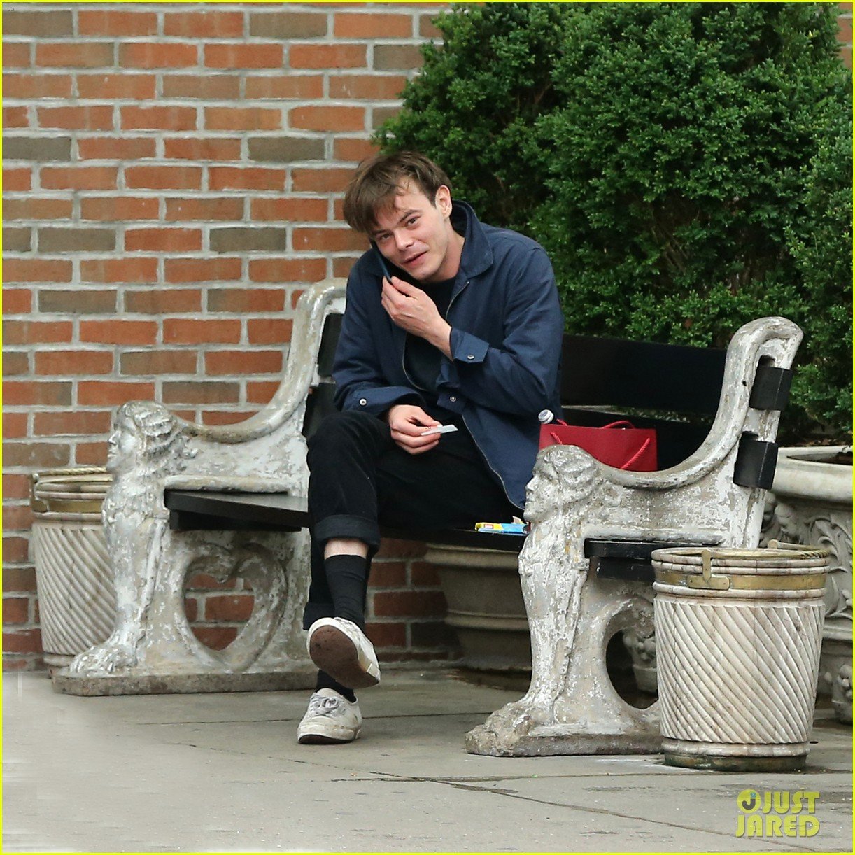charlie heaton phone talk bts st pics 03