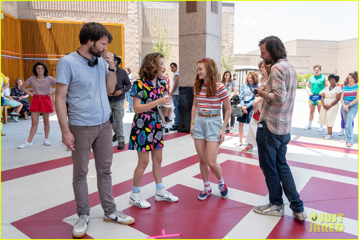 charlie heaton phone talk bts st pics 05