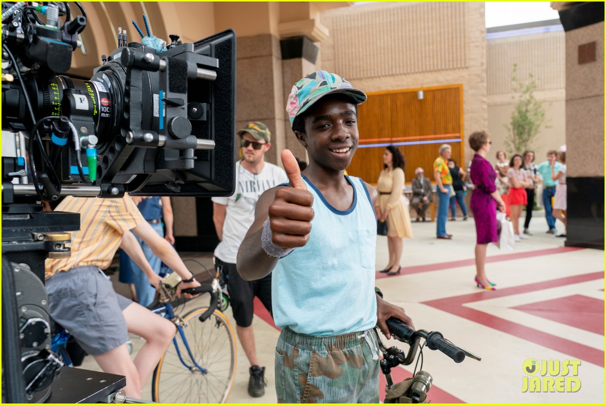 charlie heaton phone talk bts st pics 07