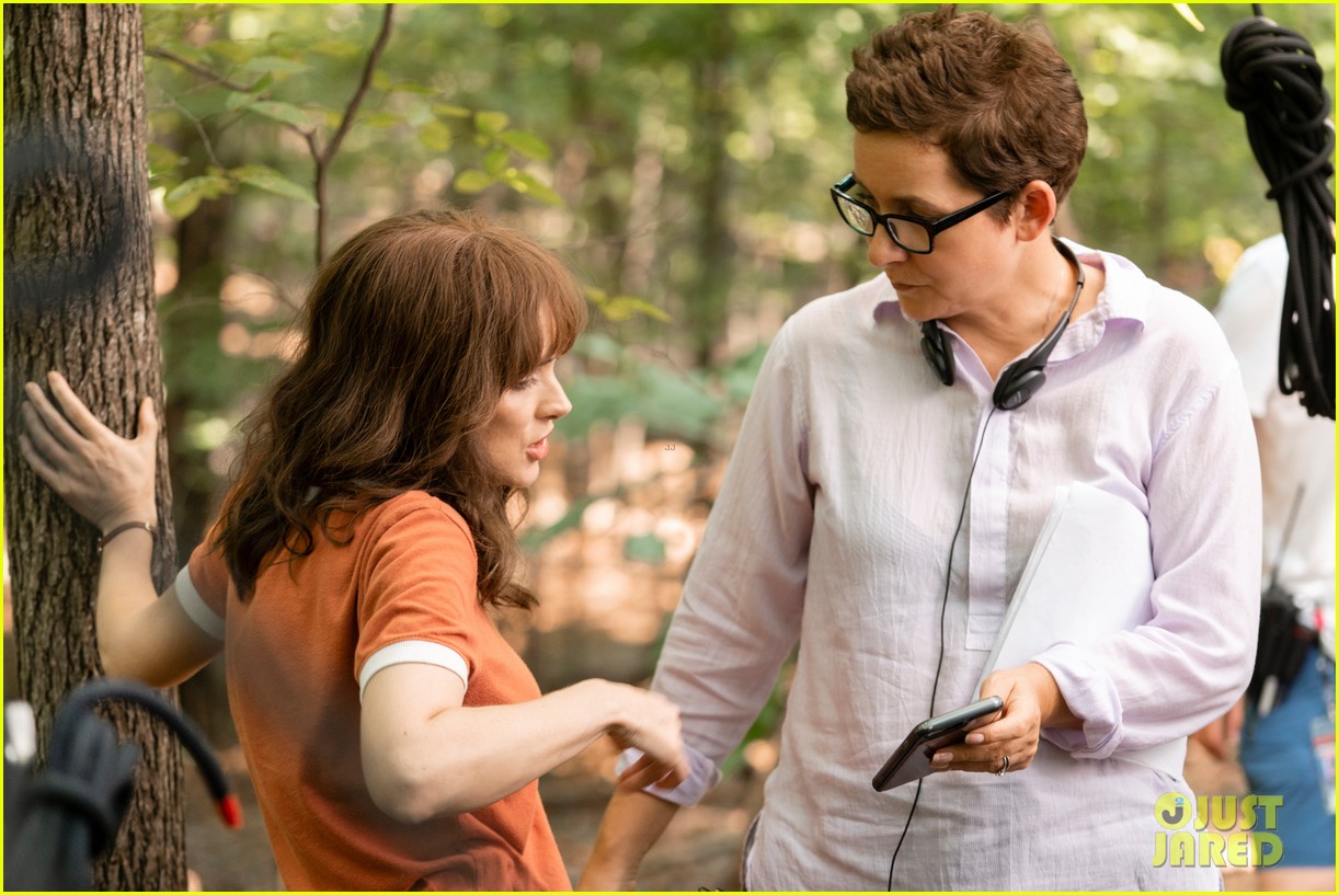 charlie heaton phone talk bts st pics 09