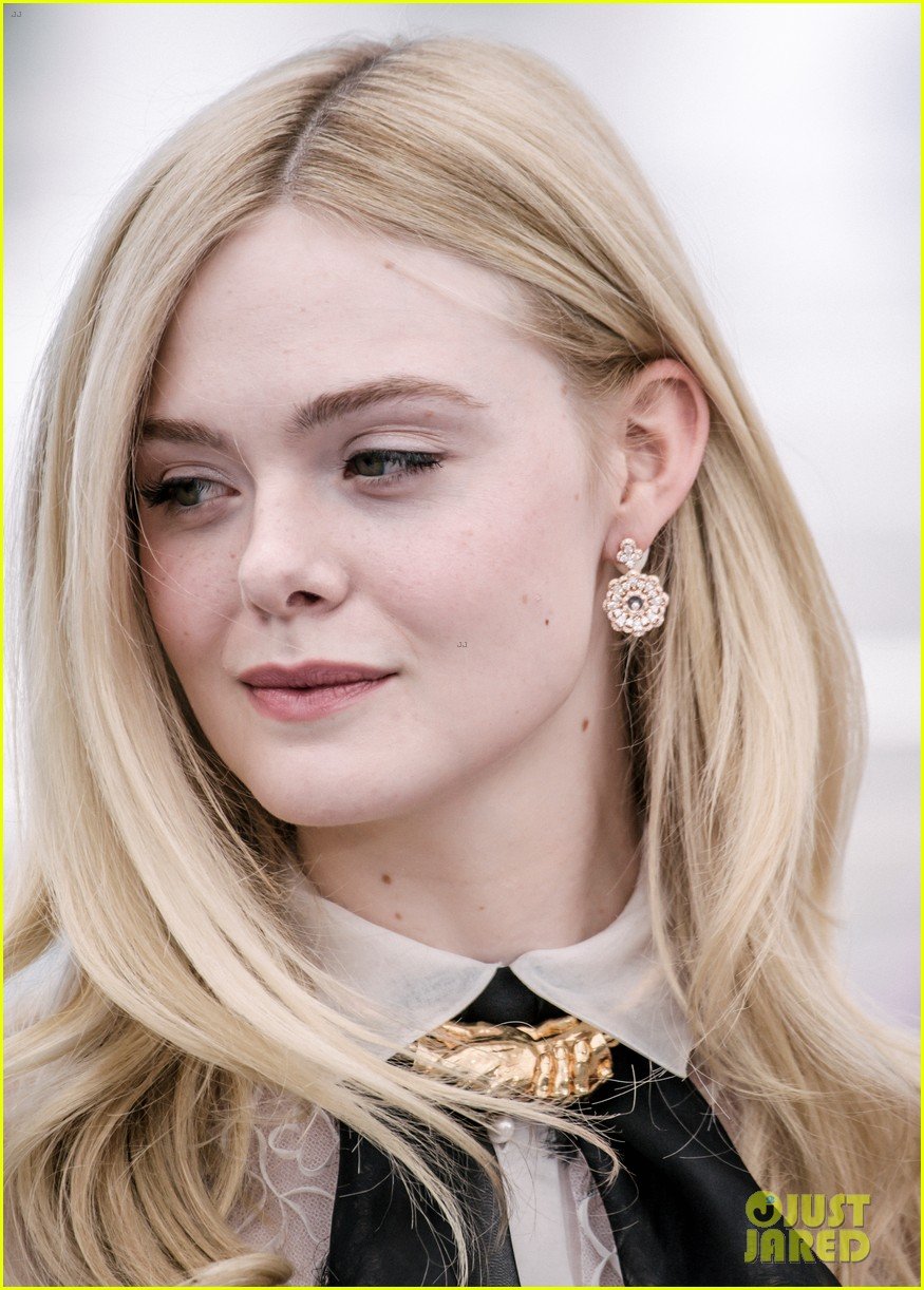 elle fanning cannes film fest jury photocall 01