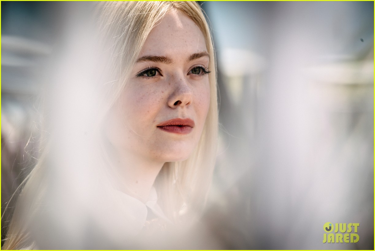 elle fanning cannes film fest jury photocall 05