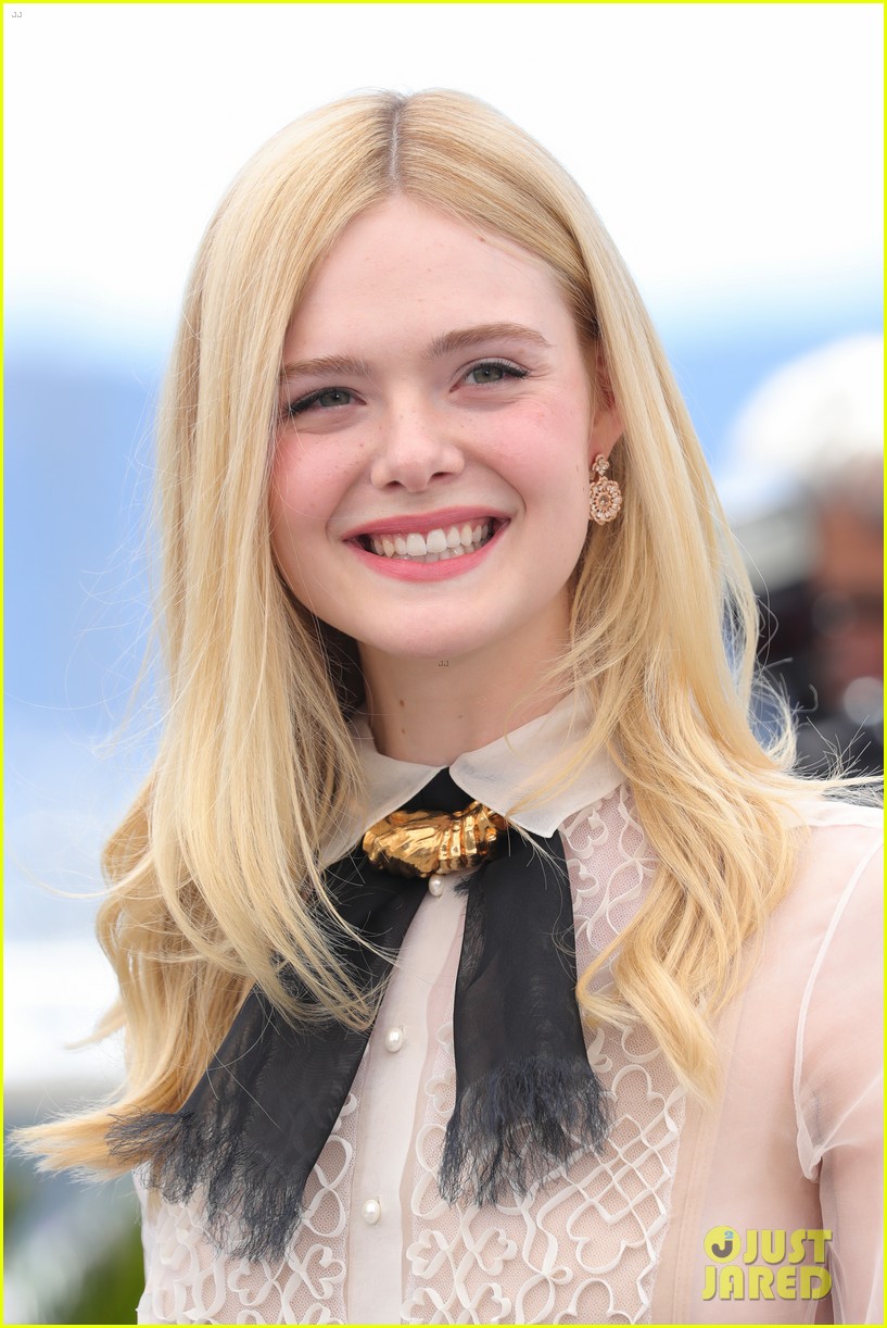 elle fanning cannes film fest jury photocall 09