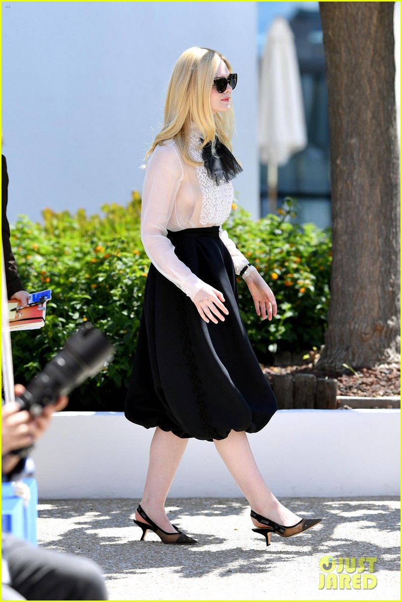 elle fanning cannes film fest jury photocall 17