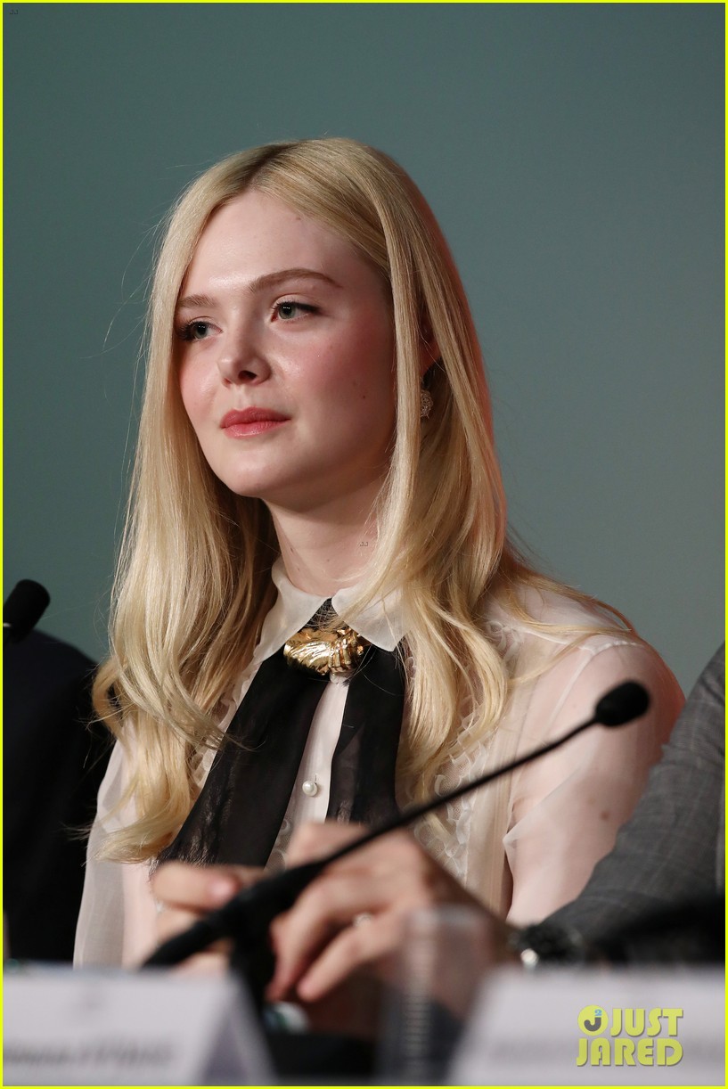 elle fanning cannes film fest jury photocall 26