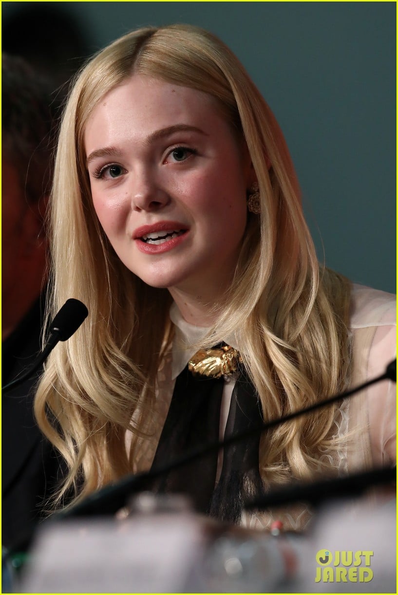 elle fanning cannes film fest jury photocall 28