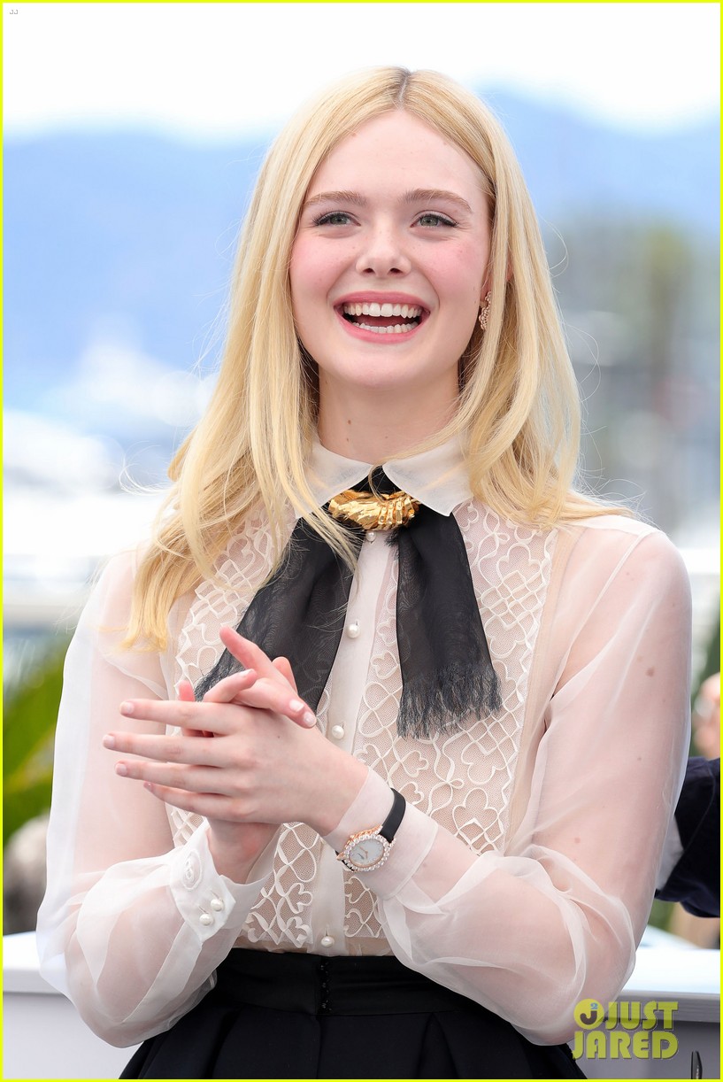 elle fanning cannes film fest jury photocall 32