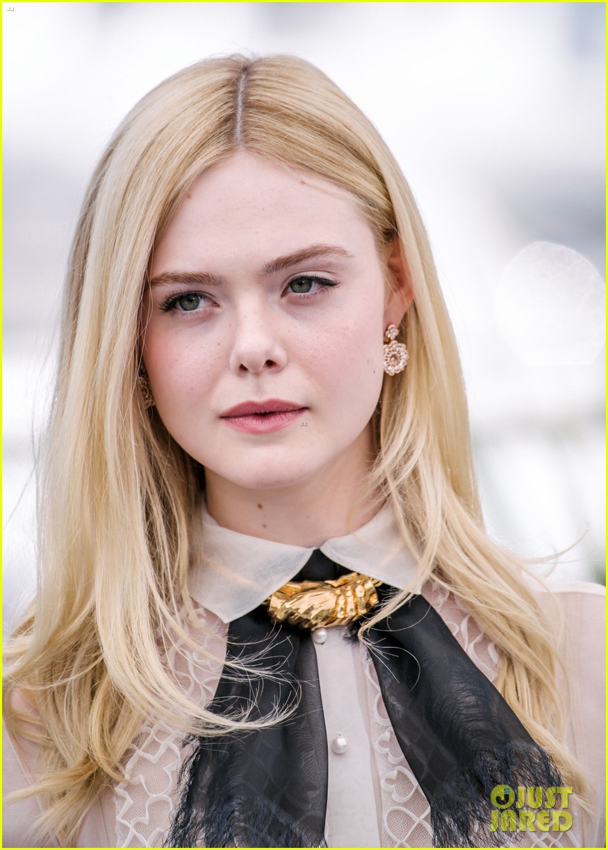 elle fanning cannes film fest jury photocall 37