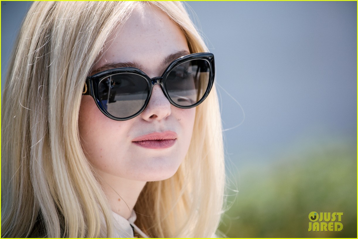 elle fanning cannes film fest jury photocall 38