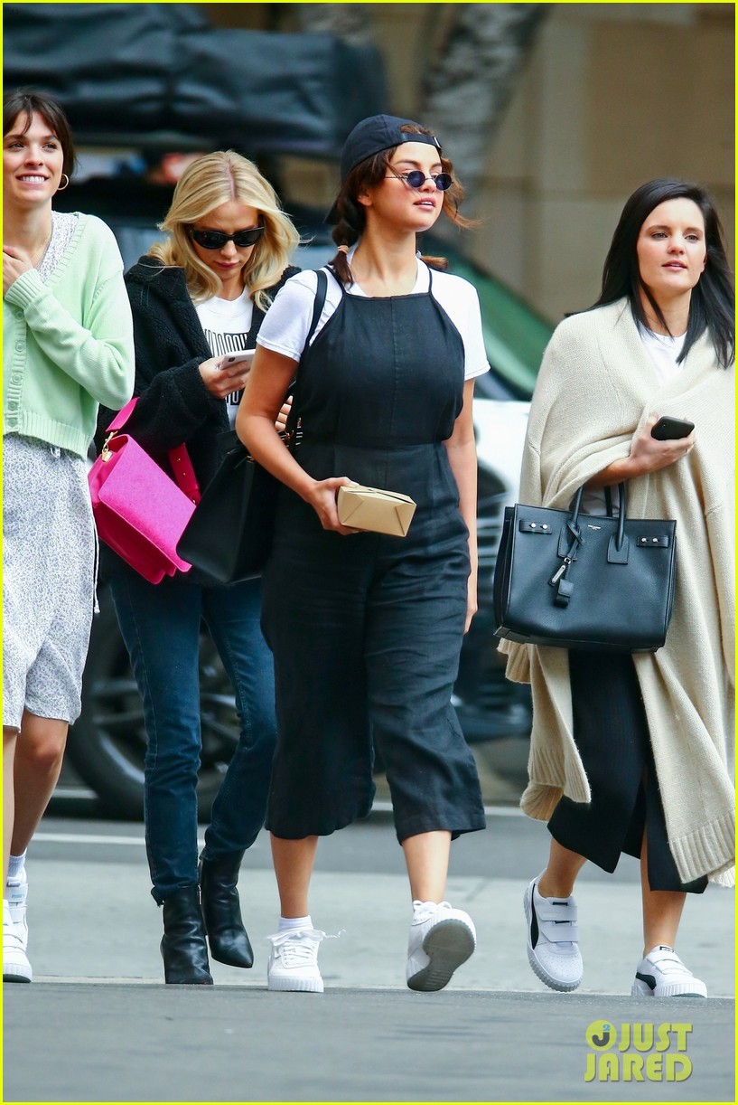 Selena Gomez Enjoys a Day Out in L.A. with Friends! | Photo 1238247 ...