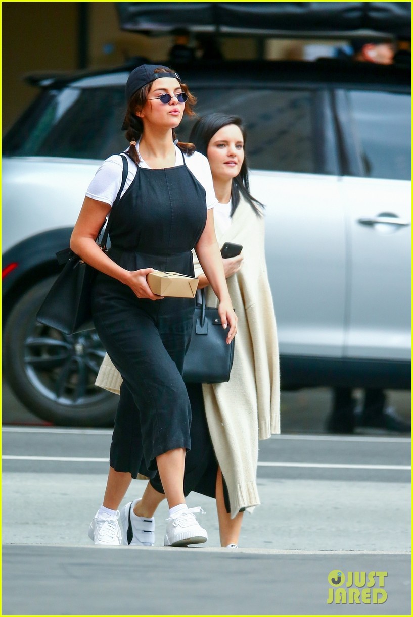 Selena Gomez Enjoys a Day Out in L.A. with Friends! | Photo 1238256 ...