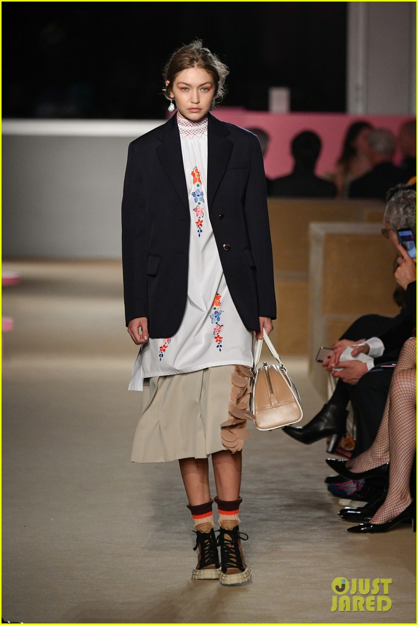gigi hadid kaia gerber prada show 01