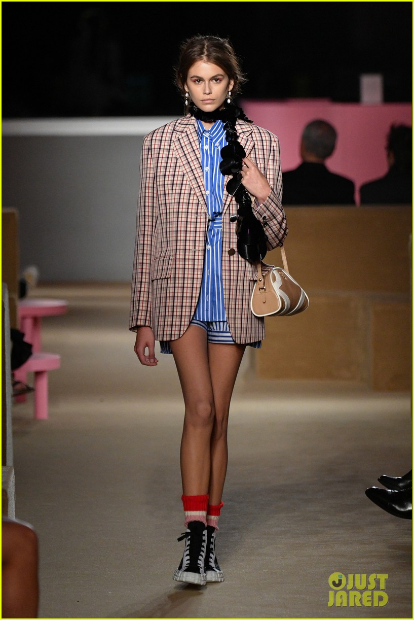gigi hadid kaia gerber prada show 05
