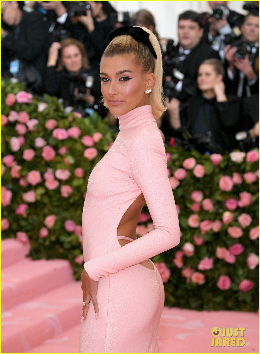 Hailey Bieber Walks Met Gala 2019 Carpet Without Justin | Photo 1233243 ...