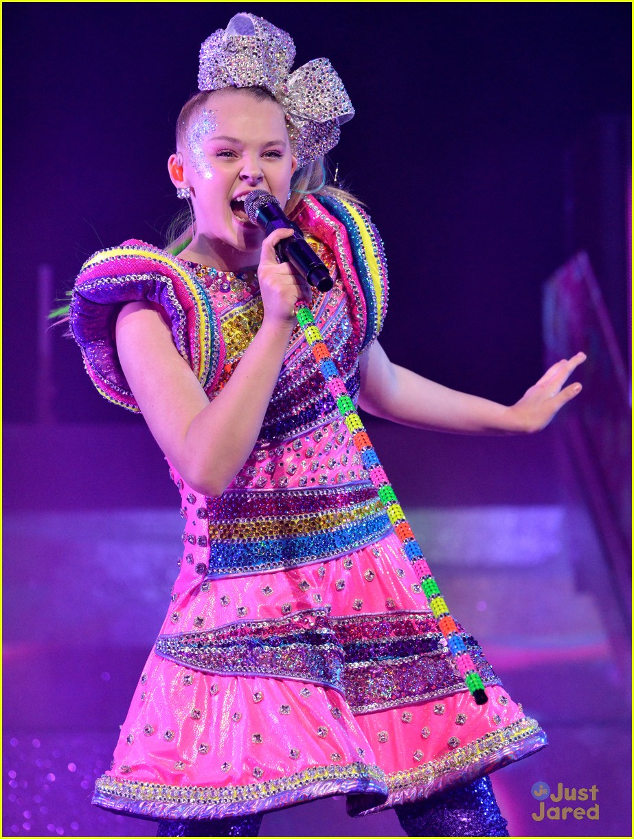 JoJo Siwa Threw The Sparkliest Birthday Party on Stage During D.R.E.A.M