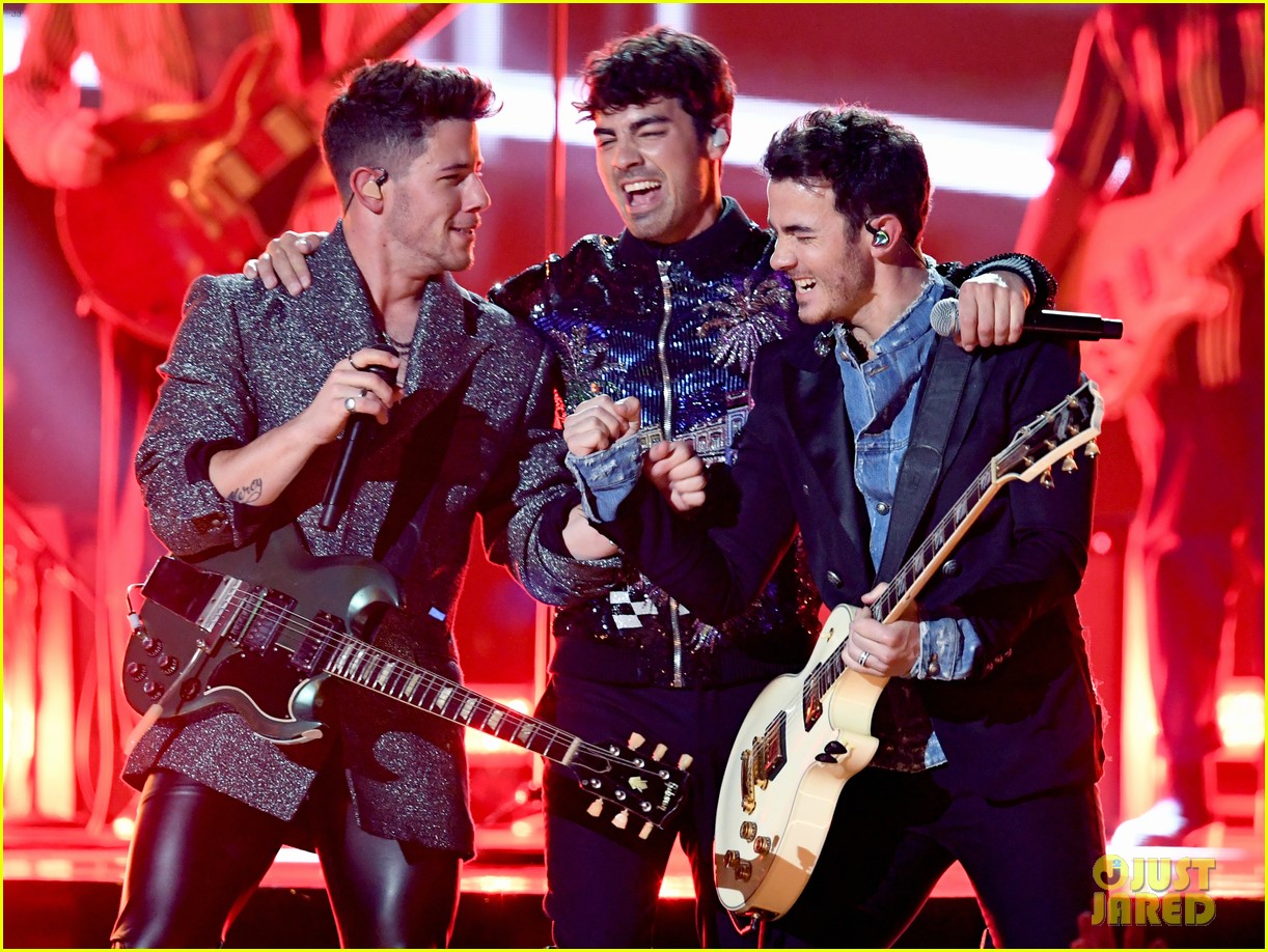 Jonas Brothers Give Explosive 'Sucker' Performance at Billboard Music ...