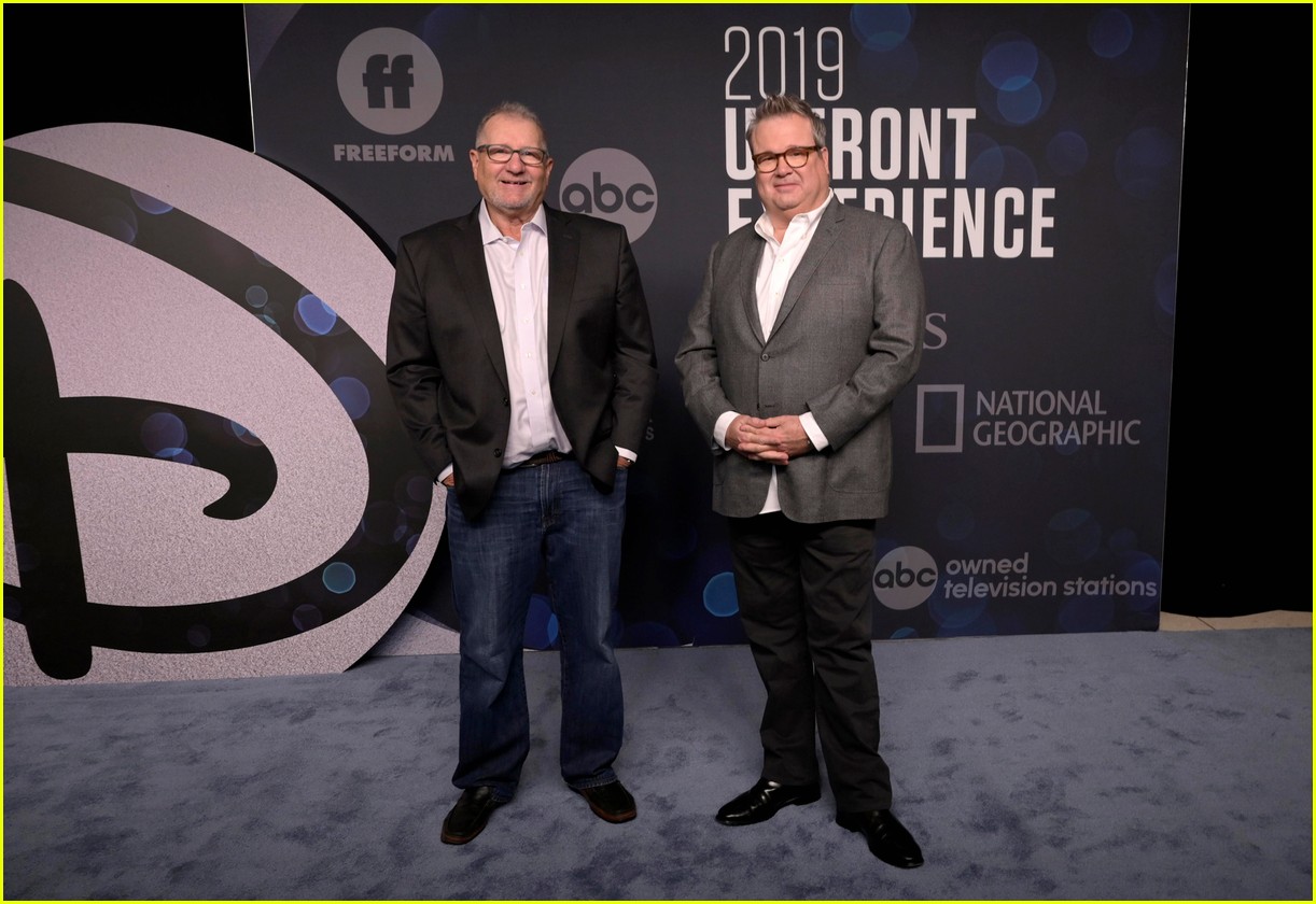 modern family cast steps out for abc upfronts presentation 04