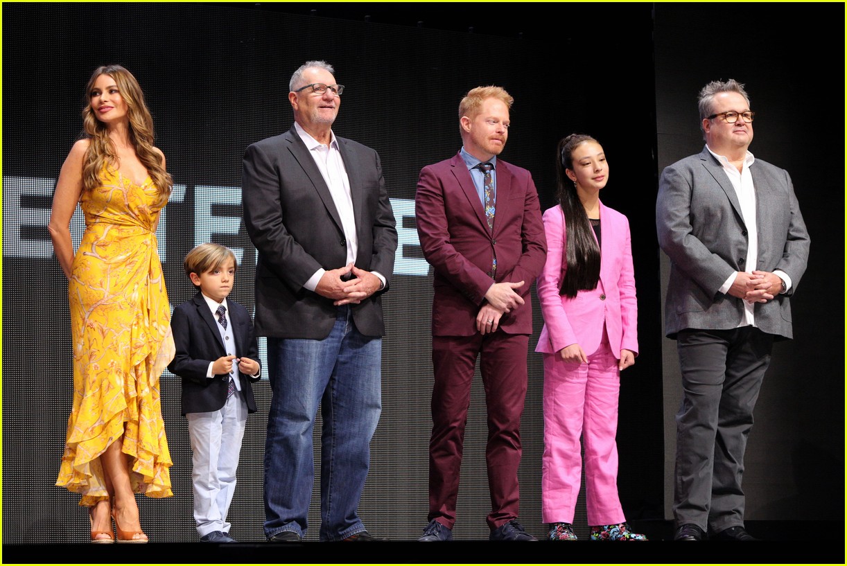 modern family cast steps out for abc upfronts presentation 05