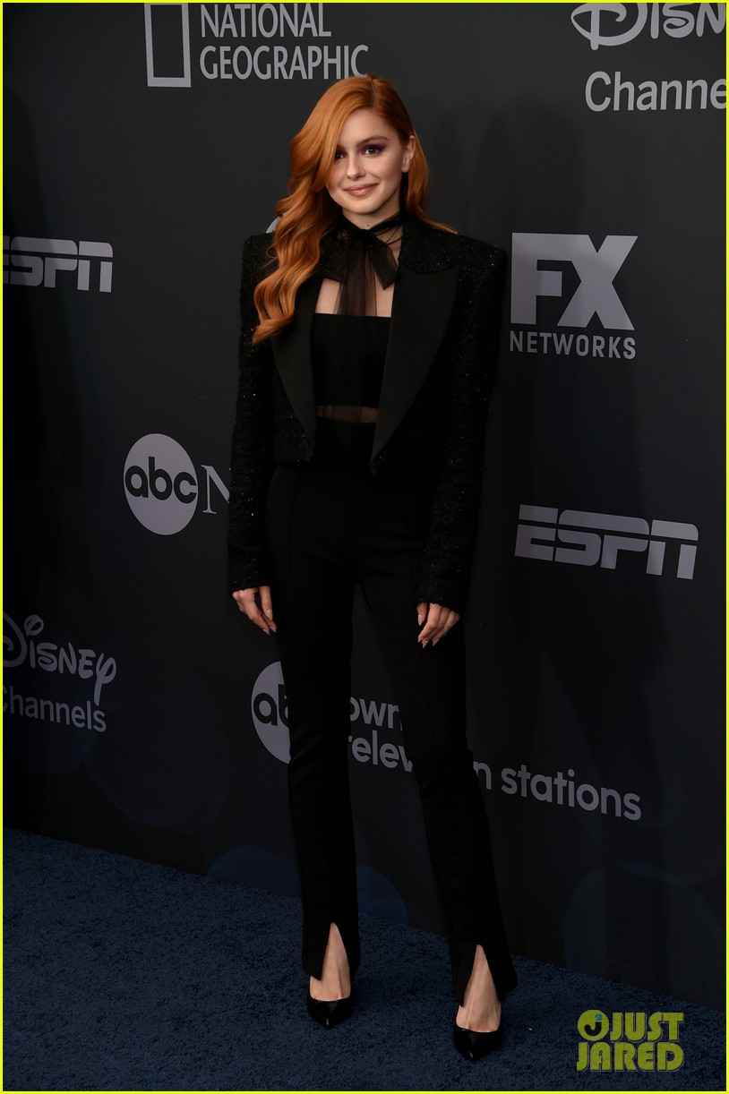 modern family cast steps out for abc upfronts presentation 11