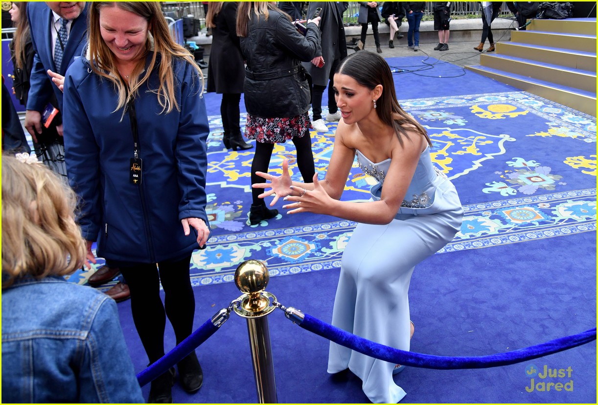 Full Sized Photo of naomi scott fans london queen rania 09 Naomi